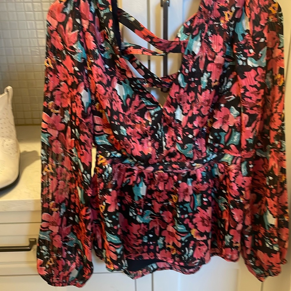 Dressy women’s blouse. Cute back design S